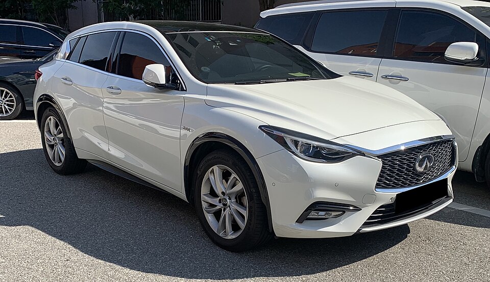 인피니티 Q30